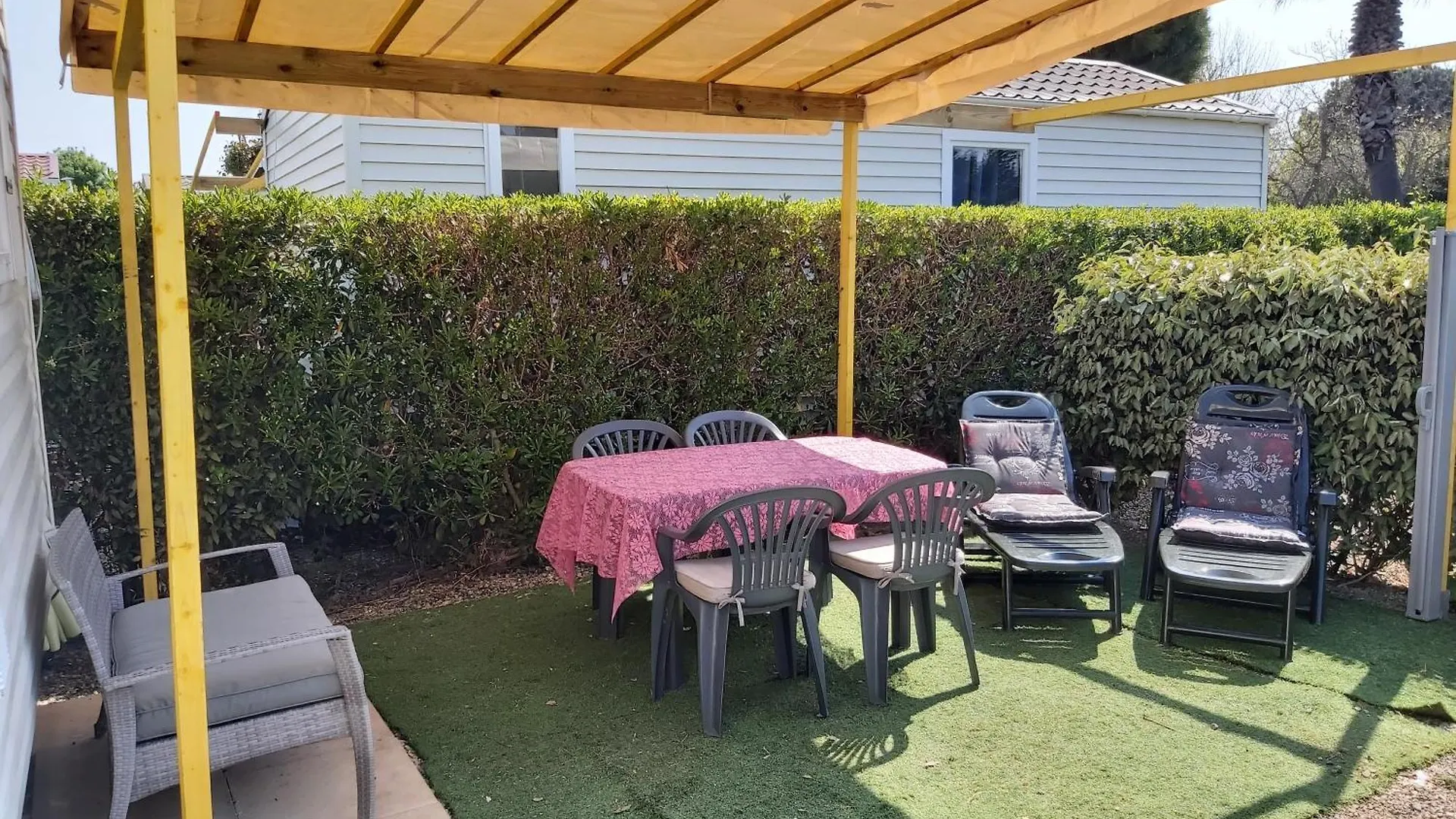 Vacances Familiales Dans Camping Avec Piscine Fréjus